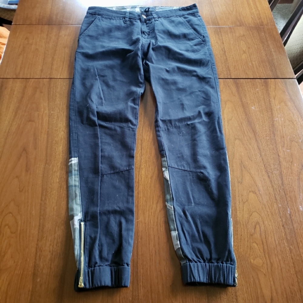 Forever 21 Men's Army Print Jogger Style Pants
